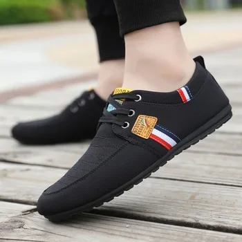 Sıcak Erkekler rahat ayakkabılar Marka Nefes İngiliz Erkek Spor Ayakkabı 2023 Moda Lace Up Yumuşak Flats sürüş ayakkabısı Beyaz Siyah Bezelye Ayakkabı