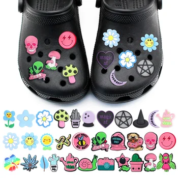 Sıcak Satış Renkli 1 ADET Cadı Croc Çiçek Ayakkabı Takılar Süslemeleri Bitki Jıbz DIY Gülen Yüz PVC Aksesuarları Kızlar Yetişkinler X-mas Hediye