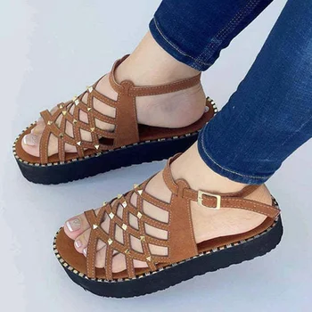 2023 Kadın Sandalet Yaz Yeni Perçinler platform sandaletler Düz Topuklu Ayakkabılar Kadın Yaz Sandalias Mujer Zarif Orta topuklu sandalet